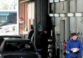 Un trabajador revisa la documentación de un vehículo en la estación de Llíria.