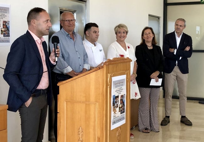 El alcalde de Pinoso junto al de Dénia, el chet, una edil, la presidenta de Aehtma y el representante de Aqualia.