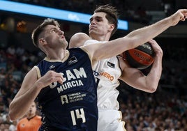 Sleva y Hezonja luchando por un rebote en el primer partido de la final.