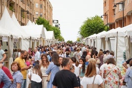 Afluencia de gente en la Feria de Tiendas y Tapas de Ontinyent este fin de semana.