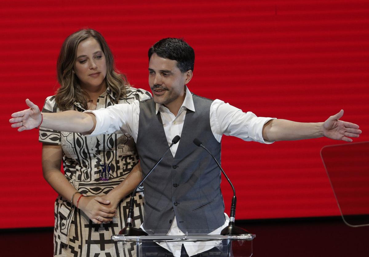 Los chefs del restaurante peruano Central, Virgilio Martínez y Pía León, recibiendo el premio 'The World's 50 Best Restaurants' en 2023 en Valencia.