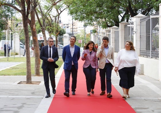 La comitiva oficial, a su llegada al acto.