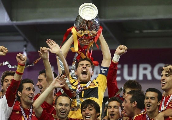 Iker Casillas levanta el trofeo de la Eurocopa.