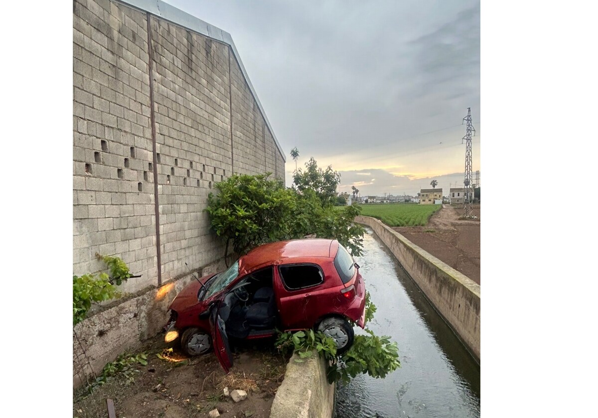 Un coche se queda colgando en una acequia de Alboraya tras salirse de la vía