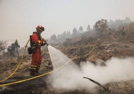 Un bombero del consorcio de Castellón trabajando, en una imagen de archivo.