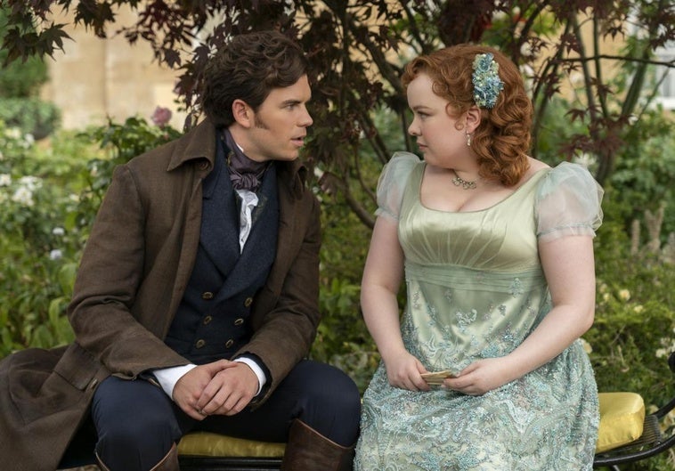 Luke Newton y Nicola Coughlan interpretando a Colin Bridgerton y Penelope Featherington en 'Los Bridgerton'.