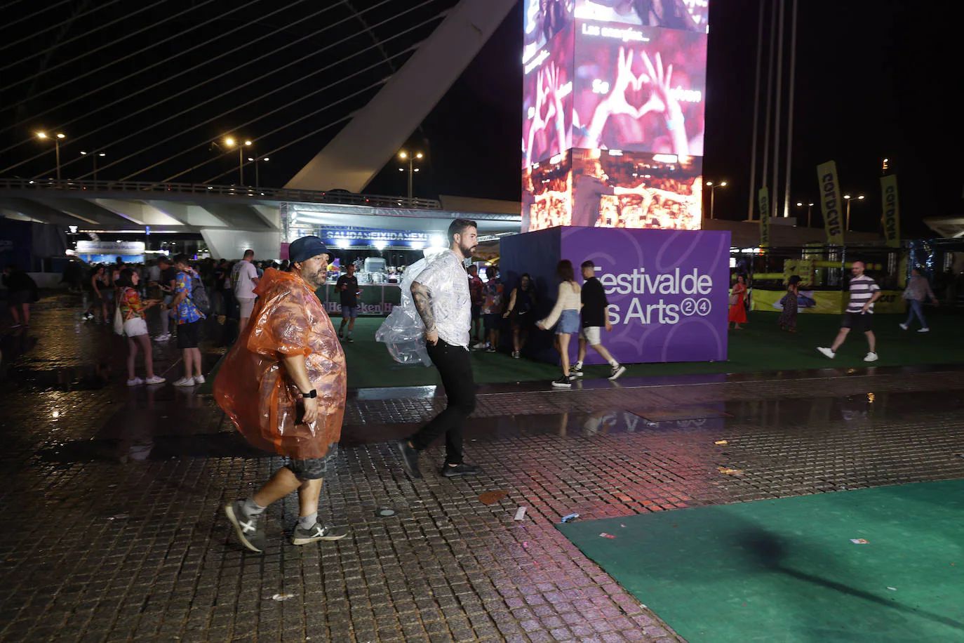 El recinto del Festival de les Arts tras el anuncio de cancelación de los conciertos por la lluvia y el viento.