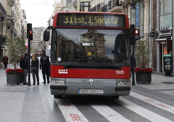 Línea 31 de la EMT Valencia a su paso por la plaza de la Reina.