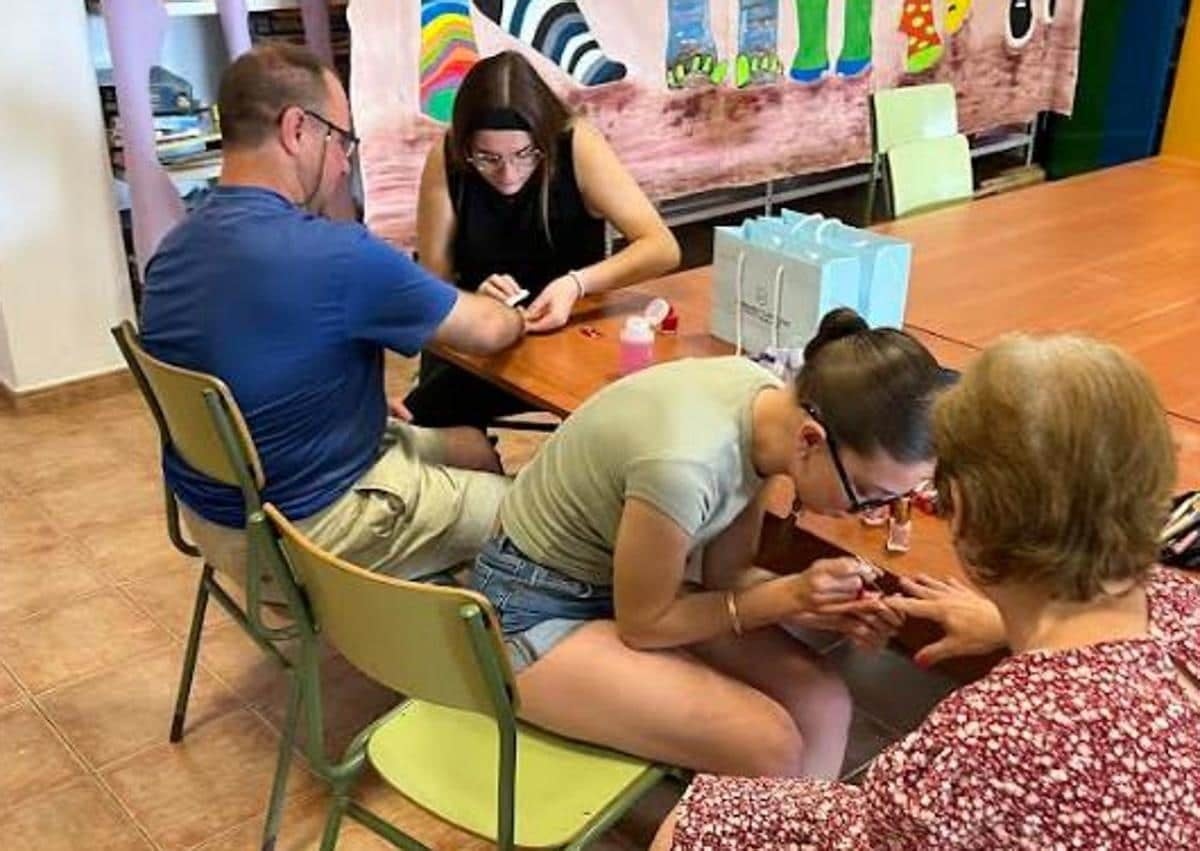 Imagen secundaria 1 - Los usuarios de Adima Pedreguer participan en una jornada de belleza solidaria con la música de Nebulossa.