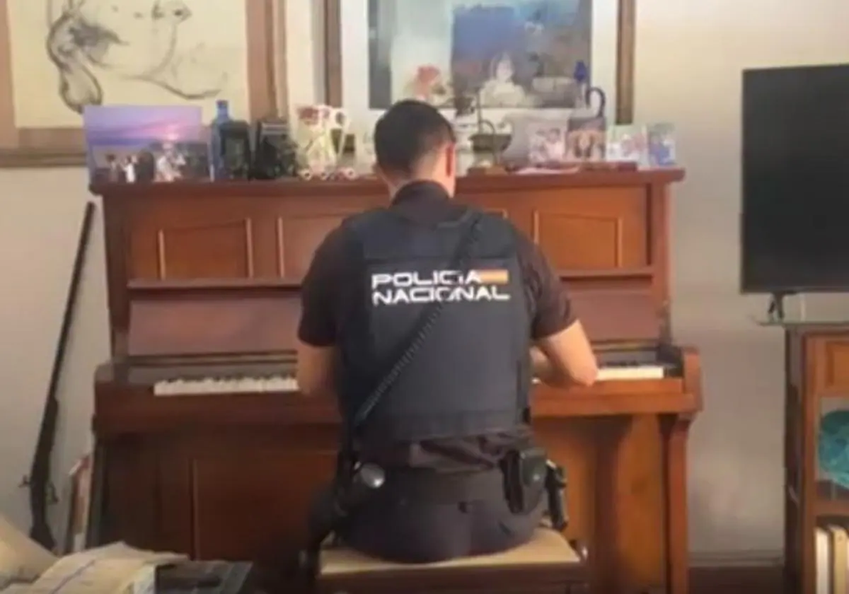 César, el Policía Nacional que consiguió calmar a una anciana tocando el piano tras sufrir un robo en Valencia