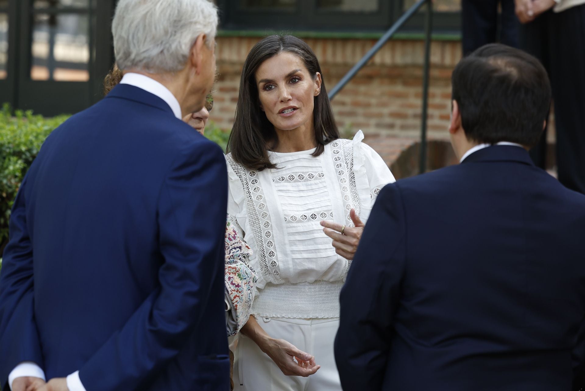 Letizia rescata su blusa más romántica y enamora a las estilistas