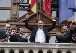 Pablo Martínez saluda a la afición del Valencia Basket en la celebración del título de Liga de 2017.