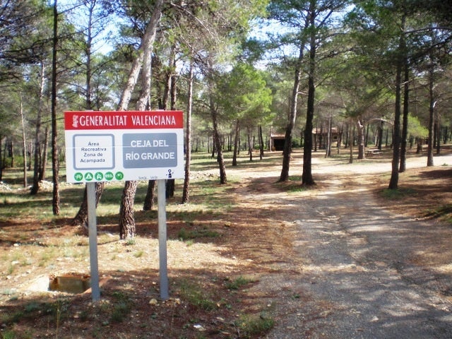 Imagen secundaria 1 - Arriba, la zona de acampada de Fuente de las Arenas de Enguera; abjo las de Ceja del Río Grande, de Navarrés (izqueirda) y El Regajo, de La Font de la Figuera (derecha).