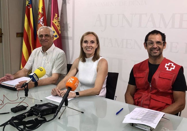 El presidente de Cruz Roja, Enrique Martínez, la edil del Mayor, Marta Gascó, y el técnico Pablo Valero.