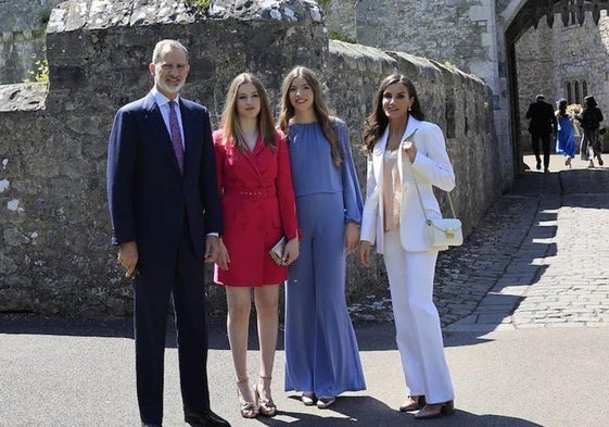 Los Reyes de España con sus hijas en la graduación de la princesa Leonor en el UWC Atlantic College de Gales.