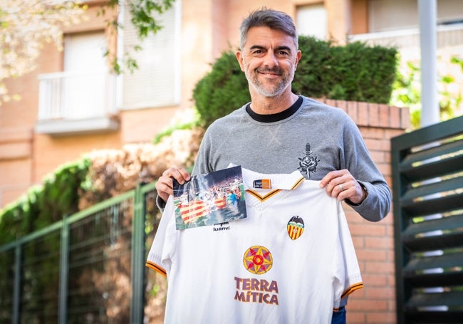 Claudio López posa con la camiseta de la temporada 1998-99 y una fotografía de la celebración en Sevilla.