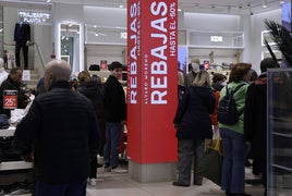 Clientes durante las rebajas. Imagen de archivo.