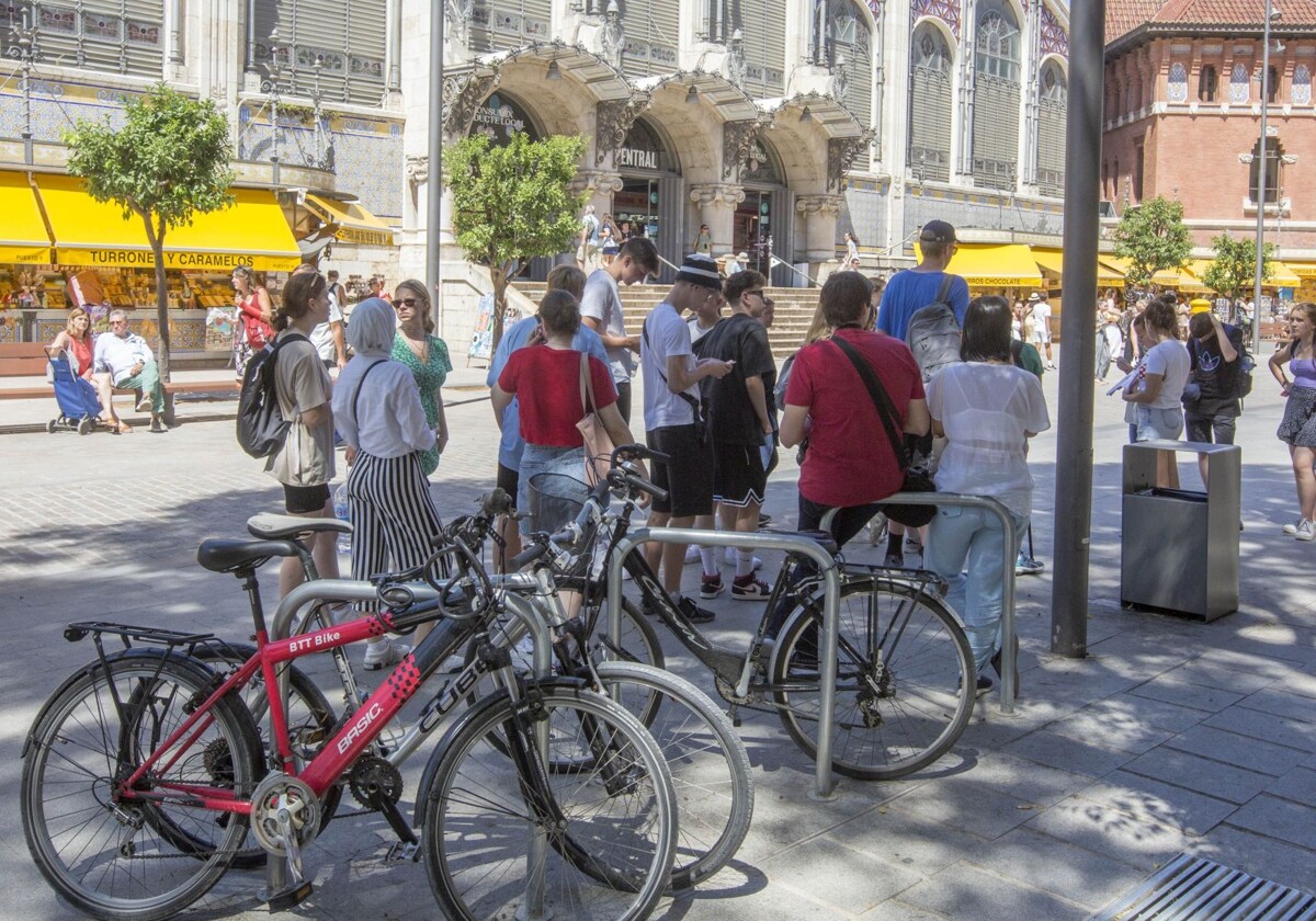 Las explicaciones de guías a grupos de turistas, a cinco metros de las entradas del Mercado Central