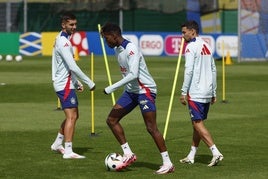 Nico Williams, Ferran Torres y Lamine Yamal en un entrenamiento de la selección.