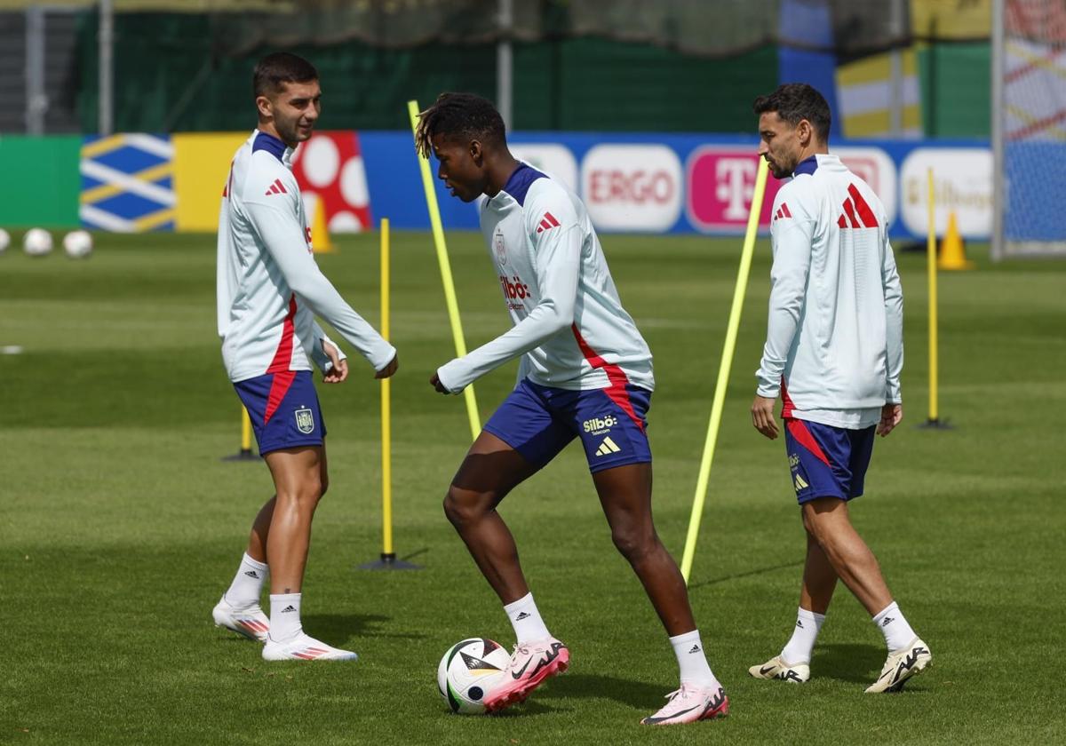 Nico Williams, Ferran Torres y Lamine Yamal en un entrenamiento de la selección.