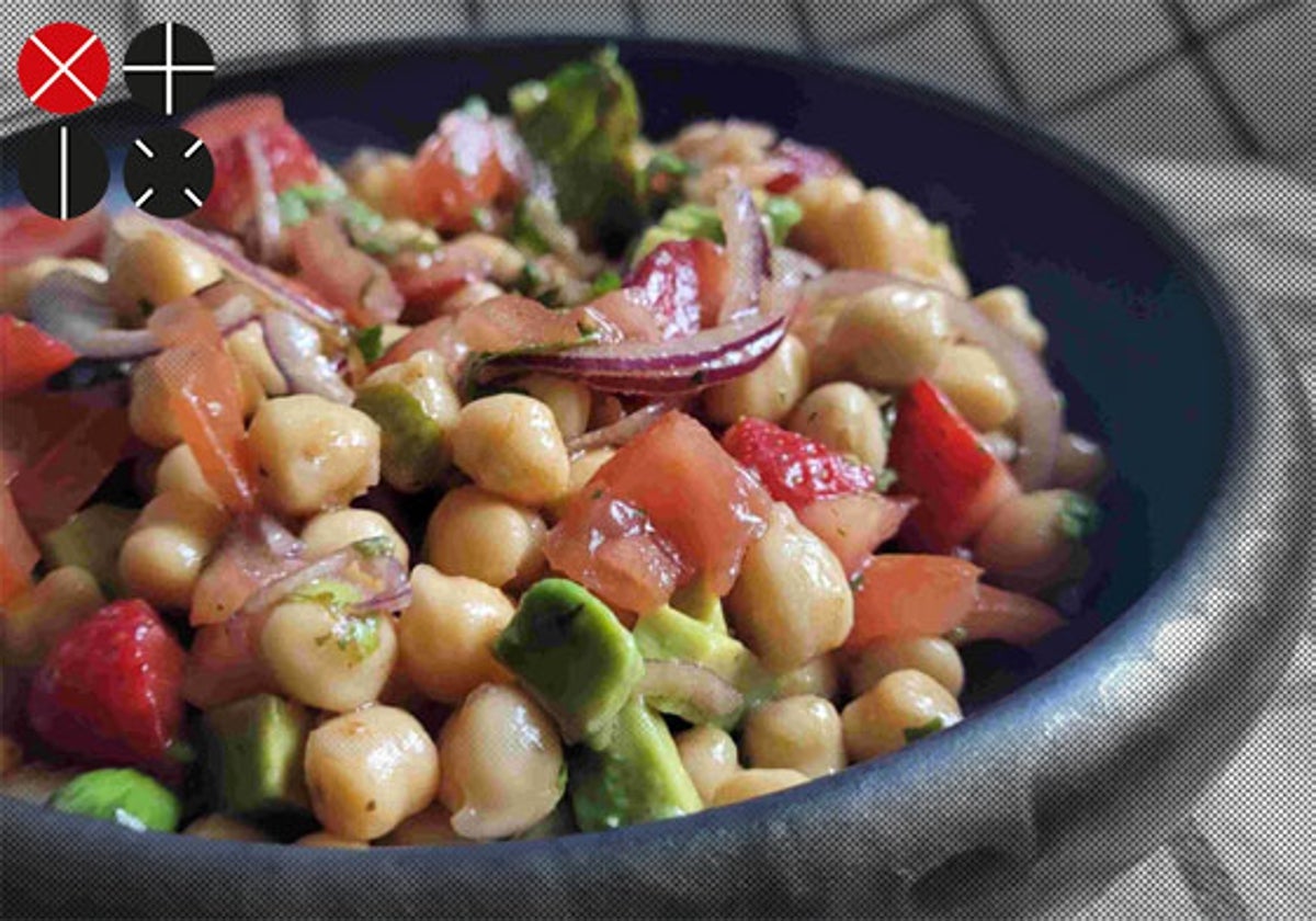 Una receta veraniega para el fin de semana: ensalada de garbanzos con aguacate, tomate y fresas