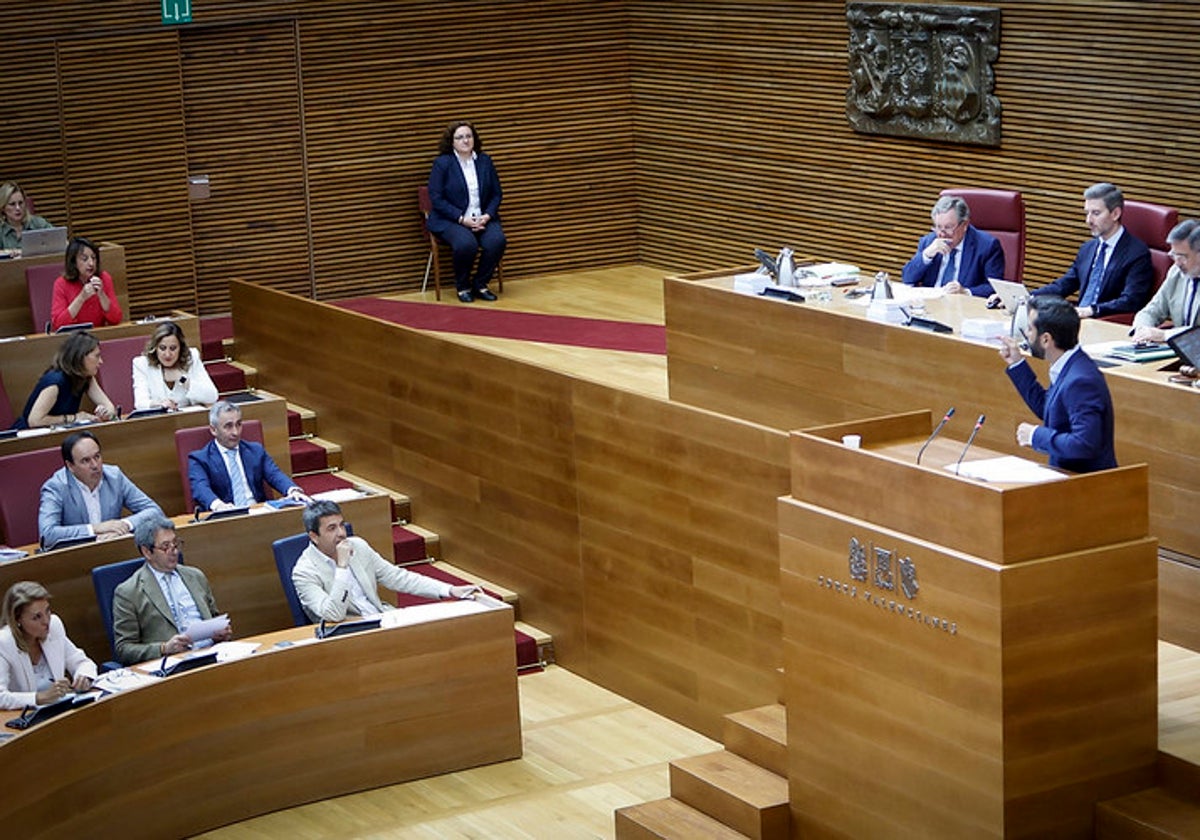 El socialista Muñoz, desde la tribuna, se dirige a Mazón.