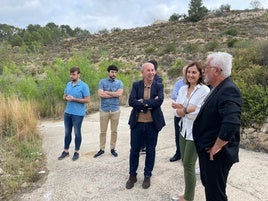 El dipurado del Ciclo Integral del Agua, con los aldaldes, en la visita al depósito de agua de La Llosa.