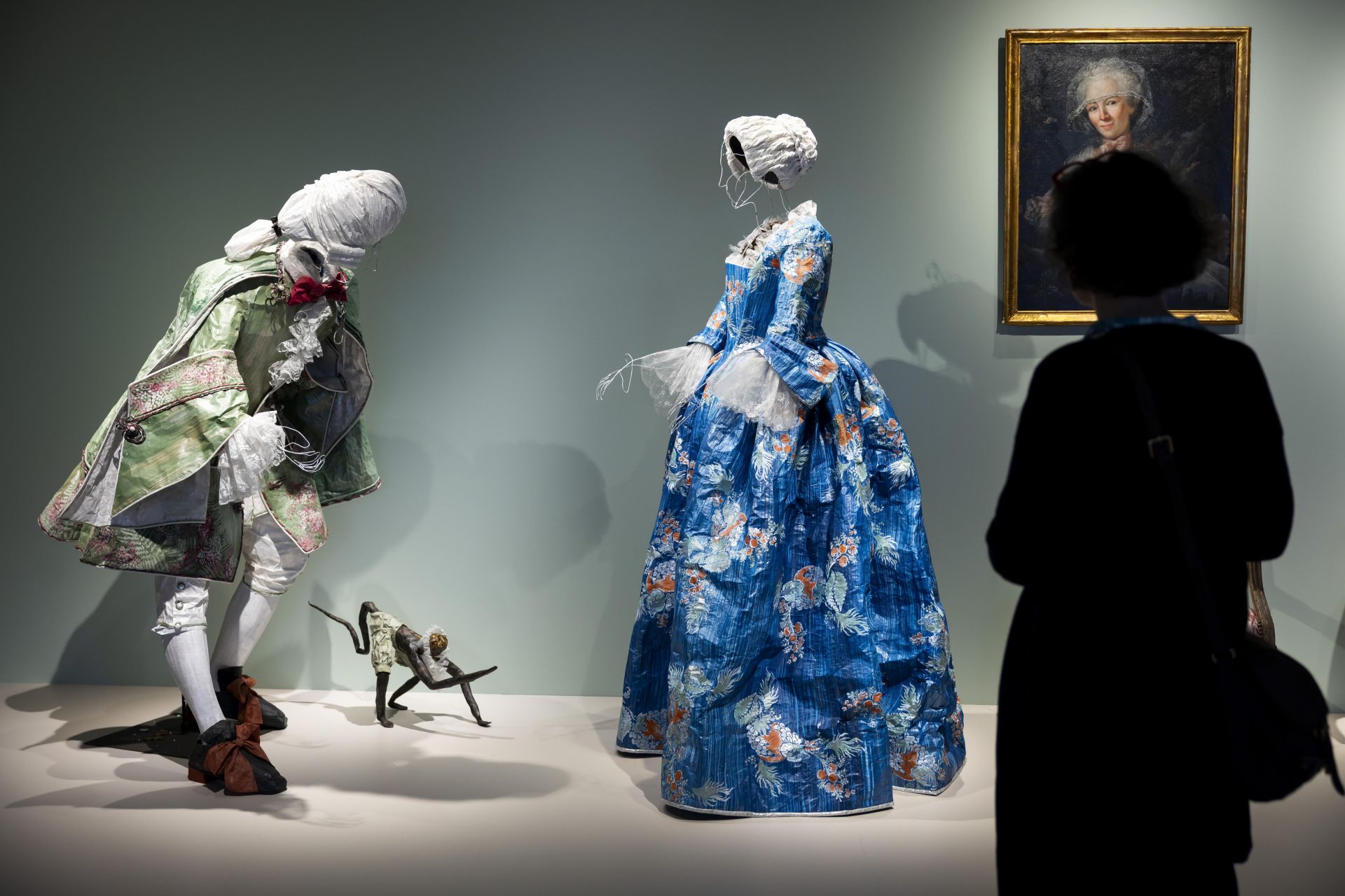 Inquietantes figuras de papel en trajes del siglo XVIII