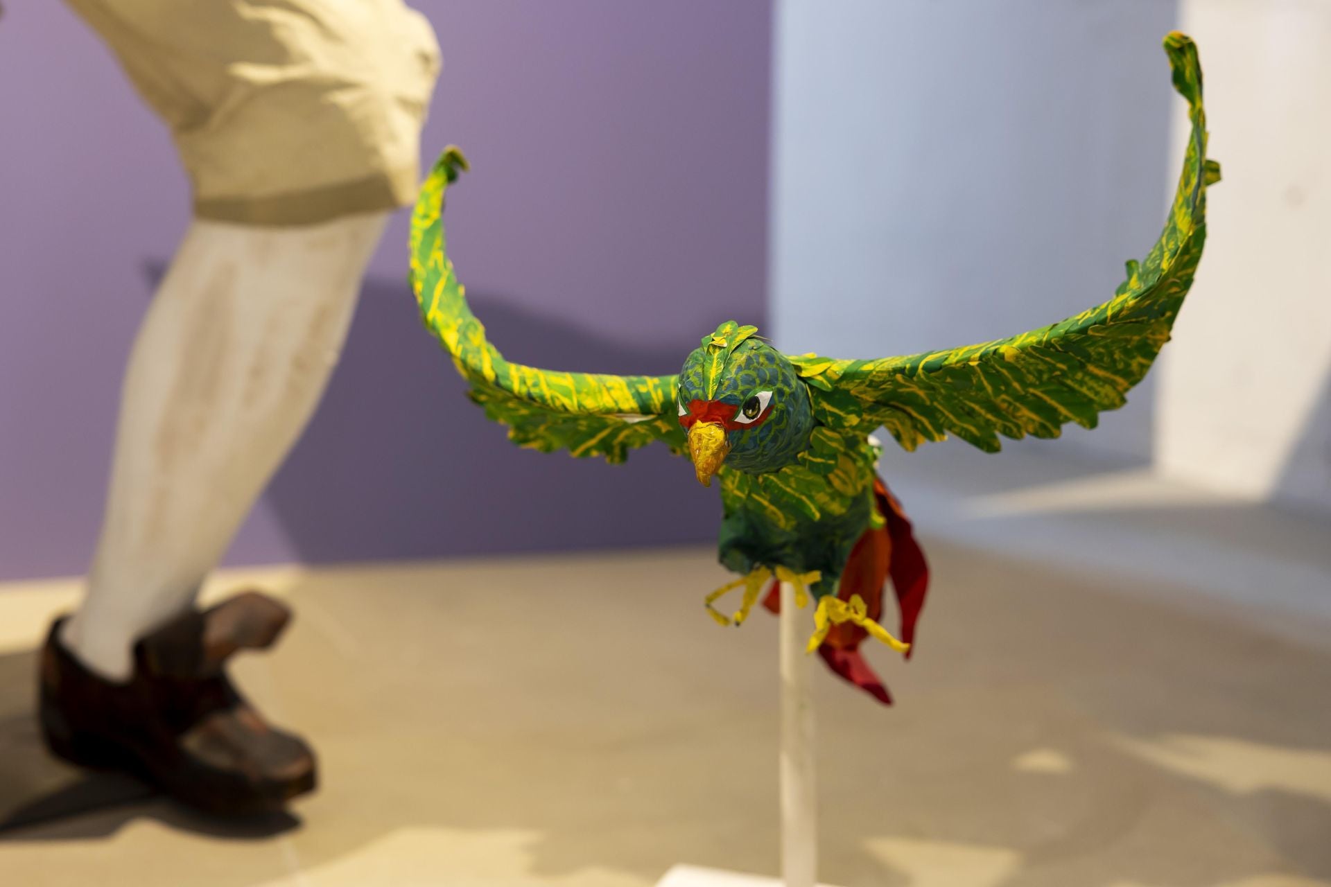 Inquietantes figuras de papel en trajes del siglo XVIII