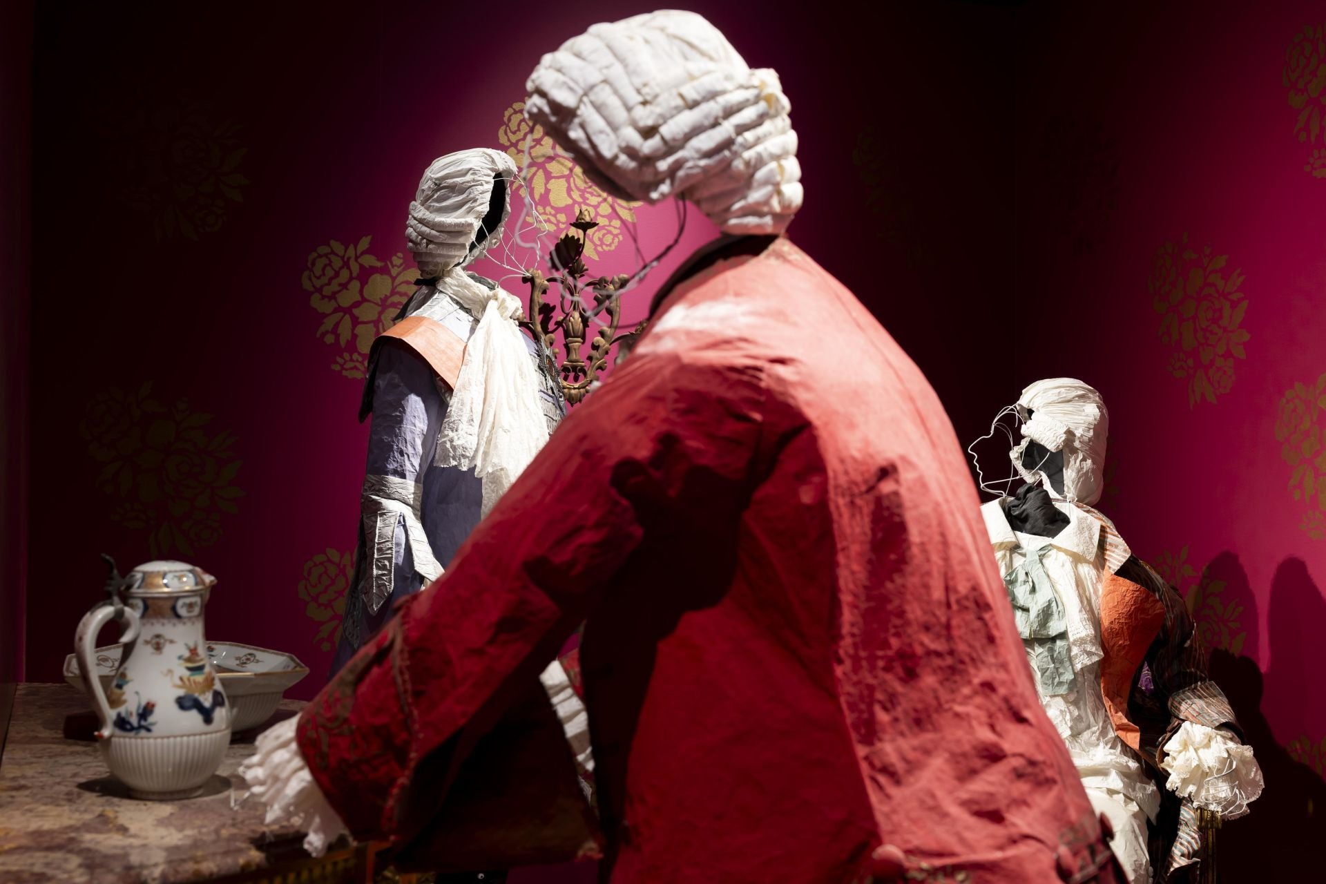 Inquietantes figuras de papel en trajes del siglo XVIII