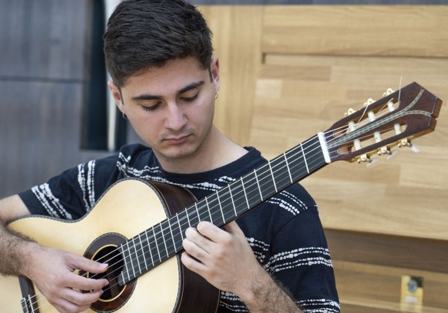 El joven talento de la guitarra Ausiàs Parejo interpreta una pieza en un aula del Conservatorio Superior de Música de Valencia.