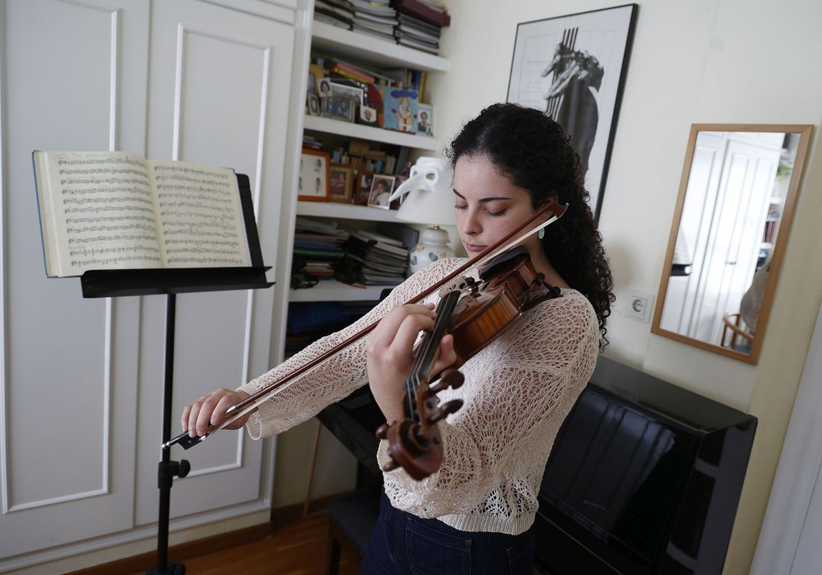 La violinista de orquesta Anna Sanchis interpreta una pieza en la zona de estudio de su casa de Valencia.