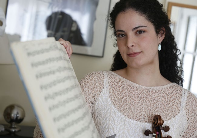 La violinista Anna Sanchis, junto a una partitura, en su casa de Valencia.