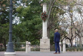 Un hombre, junto al monolito de homenaje al profesor Broseta en el punto de Blasco Ibáñez en el que fue asesinado.