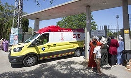 La ambulancia que durante toda la jornada ha estado atendiendo a la familia de Adam, saliendo de las instalaciones.