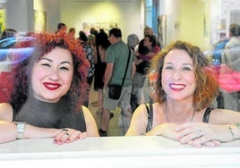 Las dos galeristas en el espacio que acaban de abrir.