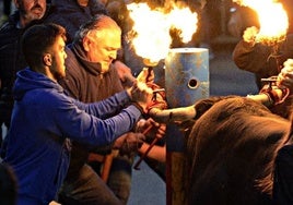 Juanot, en la embolada, es quien coloca la tenalla para amarrar al toro, un momento crucial y el más importante.