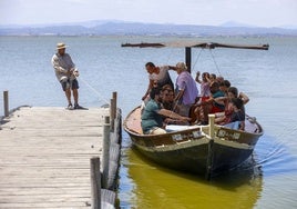 Unos turistas, en una embarcación para recorrer el lago.