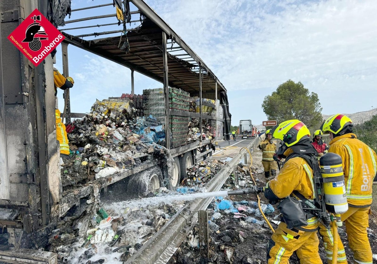 Los bomberos extinguiendo el fuego en el camión.