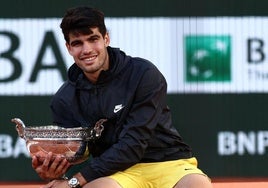 Carlos Alcaraz, con el trofeo de Roland Garros.