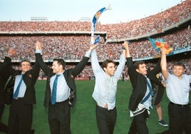 Los futbolistas del Valencia ofrecen el título a la afición congregada en Mestalla