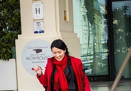 Una turista sale de un hotel ubicado en la playa valenciana.