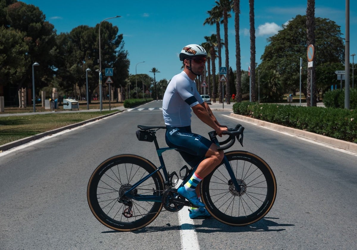 Imagen principal - Roberto Sánchez Mantecón, un autónomo entre el café y el triatlón