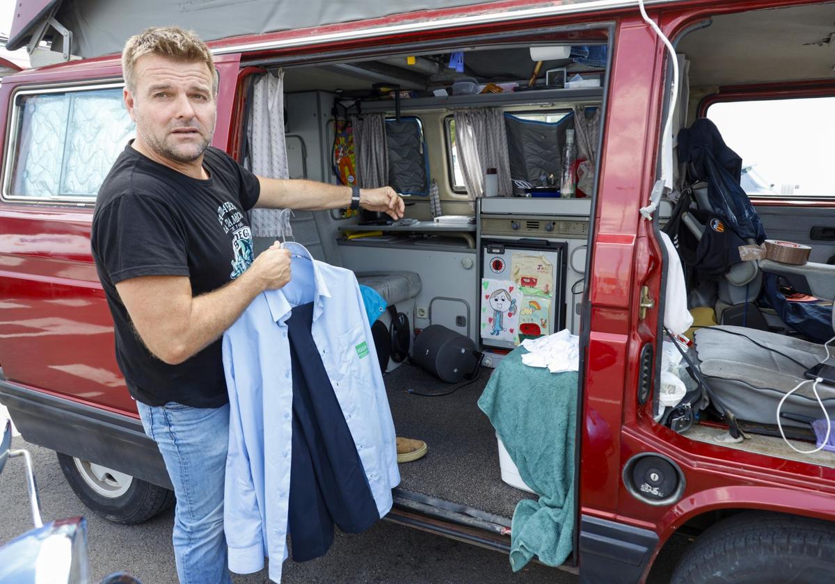 Mientras accede a la caravana, José Ignacio recuerda que su casa ocupada tiene 102 metros cuadrados y cuatro habitaciones.