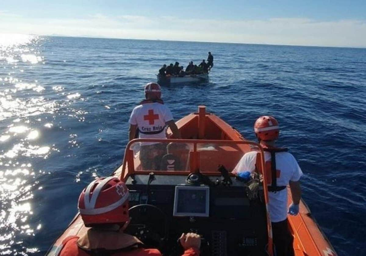 Localizan dos pateras en la costa de Alicante con 26 personas a bordo