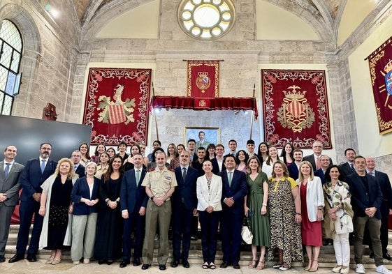 Foto de familia de los premiados y las autoridades.