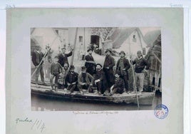 'En barquerot': Cajal, con otros compañeros, en una travesía por el lago. Foto del