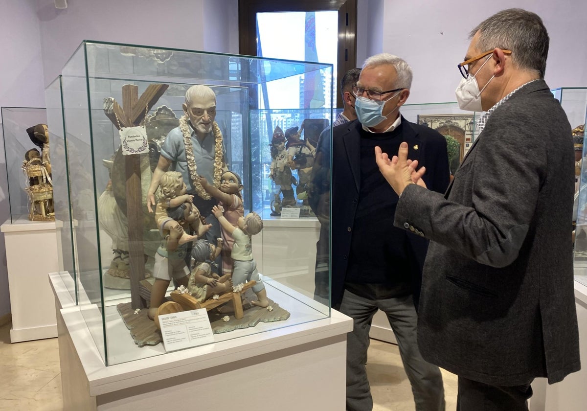 Gil Manuel Hernández, en el museo fallero, junto al exalcalde Joan Ribó.