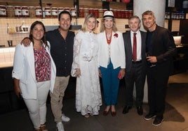 La Infanta Elena se hizo fotos con todos los asistentes a la comida benéfica, entre ellos la alcaldesa de Valencia, María José Catalá, los miembros de la Academia de Gastronomía de la Comunitat Valenciana o exfutbolistas como Claudio 'el Piojo' López.