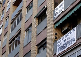 Pancartas contra el botellón en algunos balcones de la Cruz Cubierta, en una imagen de archivo.